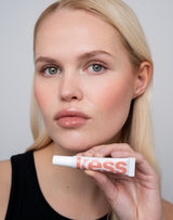 warm-sands; Roos indossa il SPF 15 Lip Gloss in Warm Sands
