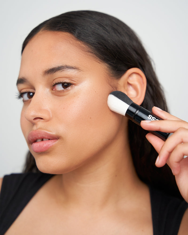 ; Louisa indossa la Touch Up Brush