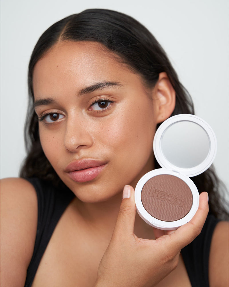 ; Louisa indossa il Bronzer in Tan to Deep