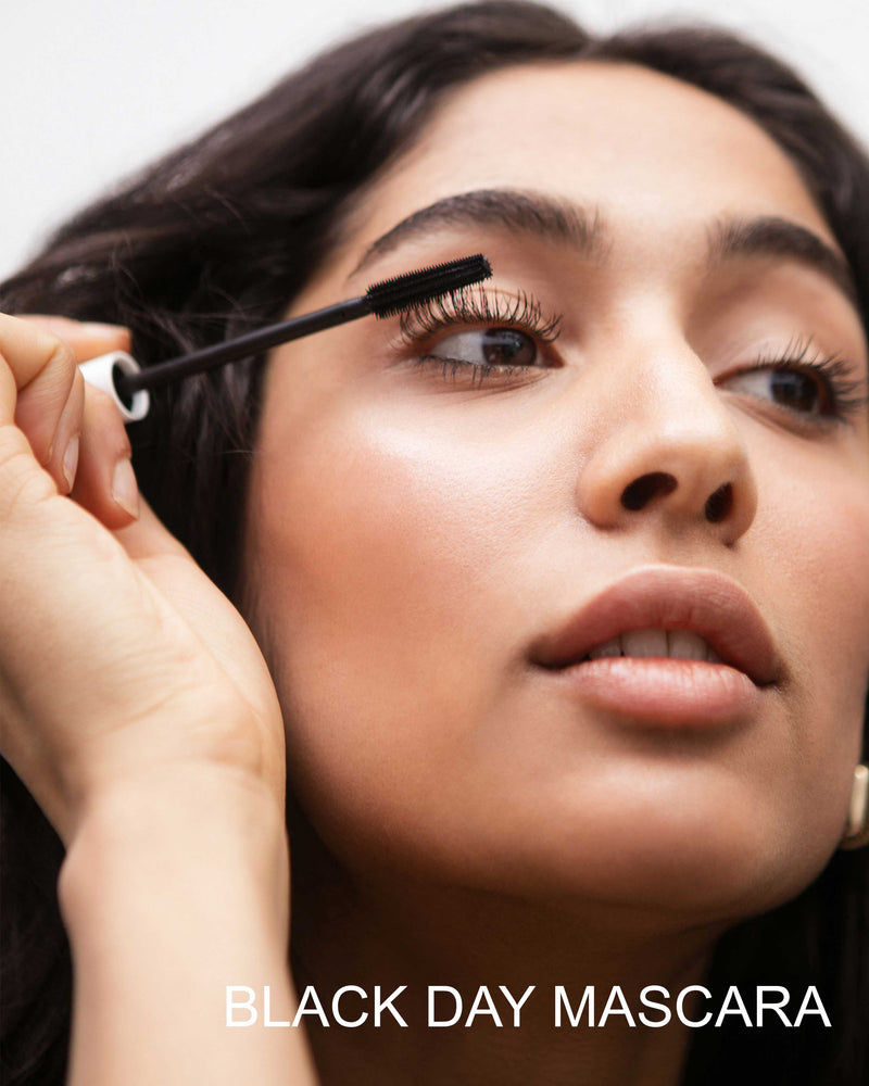 ;La nostra modella indossa il DAY Mascara in Black