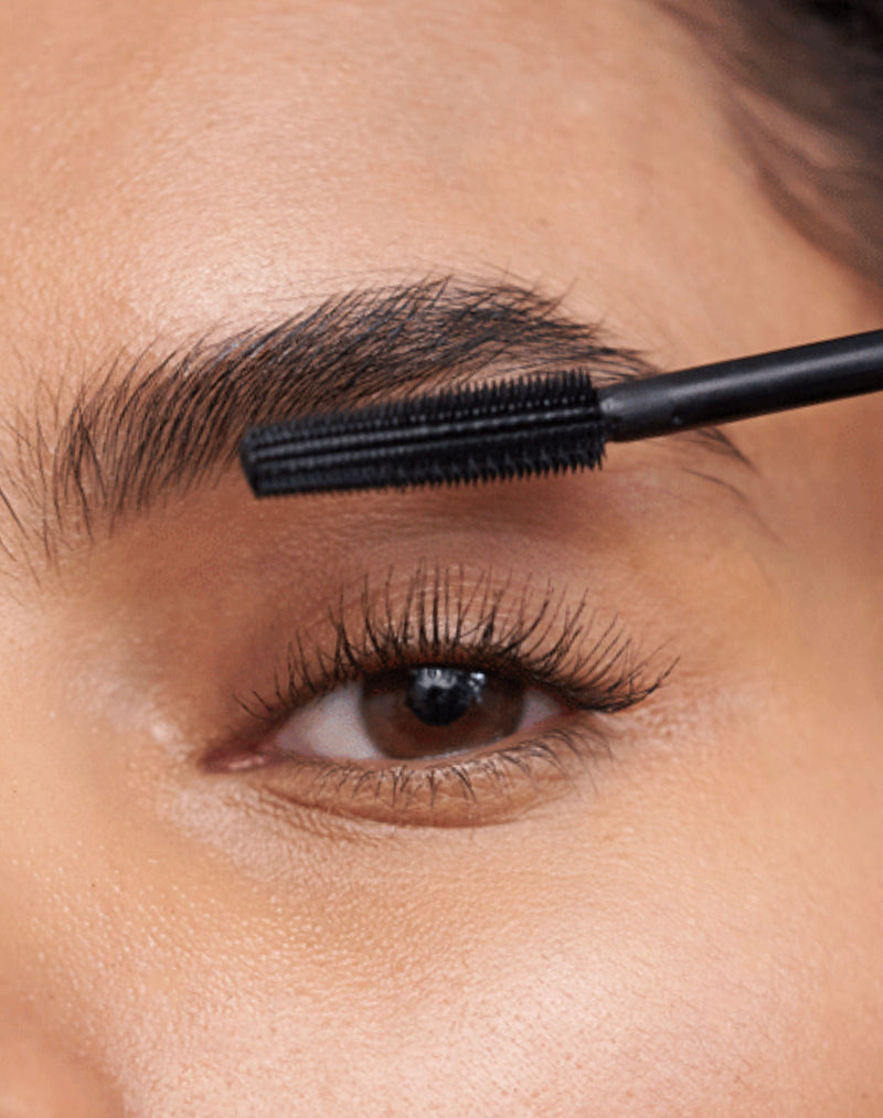 ; La nostra model indossa il DAY Mascara in Brown