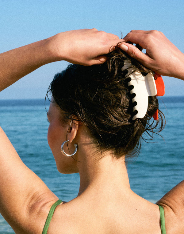; Stella indossa il Limited Edition Duo Claw Clip