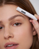 ; Lena indossa il Fluffy Brow Filler in Light Brown