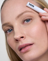 blonde; Leni indossa il Fluffy Brow Filler in Blonde