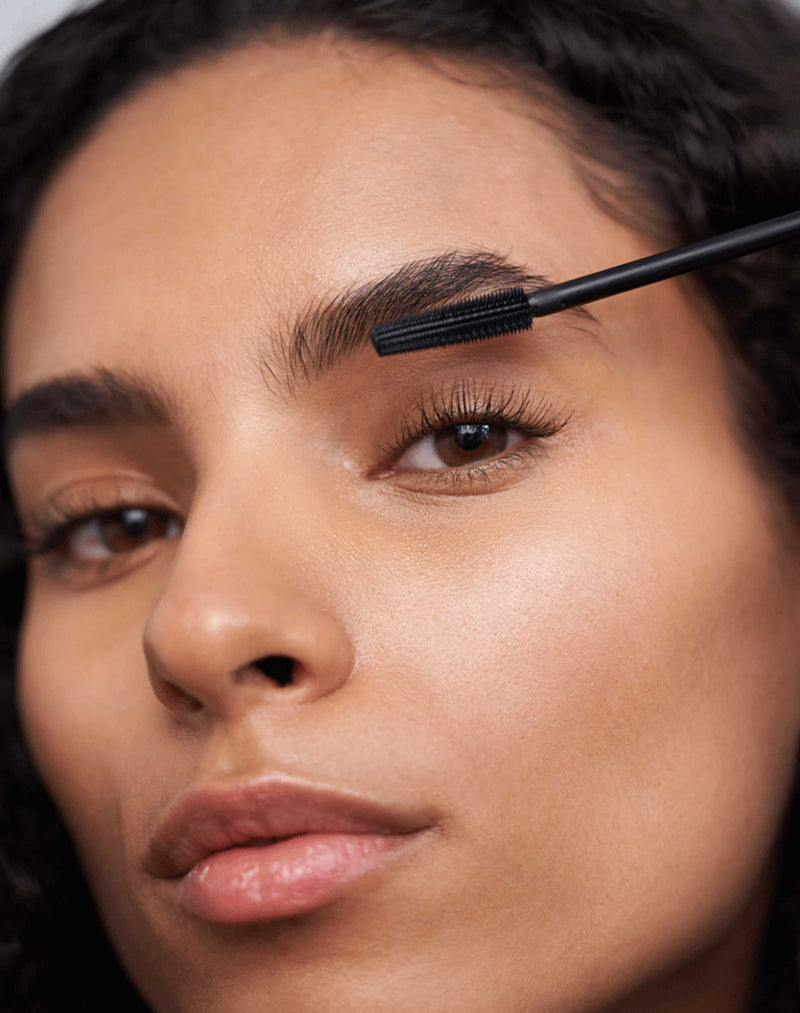 ; Unser Model indossa il DAY Mascara in Black