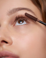 Brown; Lena indossa il DAY Mascara in Brown