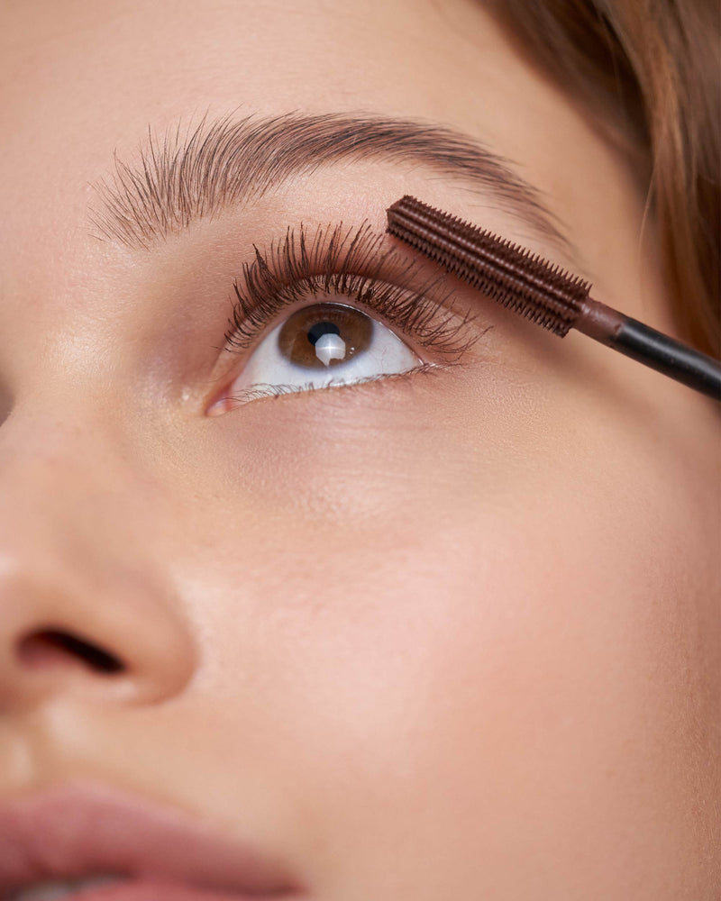 Brown; Lena indossa il DAY Mascara in Brown