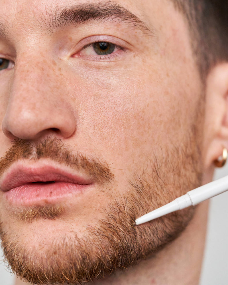 ;  Lin indossa il Light Brown Easy Brow Pencil per sopracciglia e barba