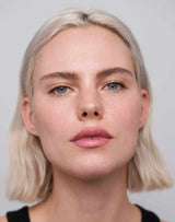 ; Julia indossa il Soft Shape Lip Liner in Natural Rose