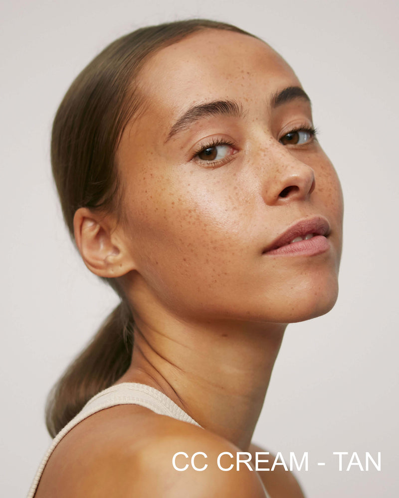 ; Natalia indossa la CC Cream in Tan