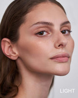 ; Regina indossa il 365 Bronzer in Light