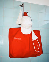 ; La grande Limited Edition Sunset Shopper in Hot Orange con il Limited Edition Cap.