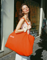 ; Stella indossa la grande Limited Edition Sunset Shopper in arancione acceso