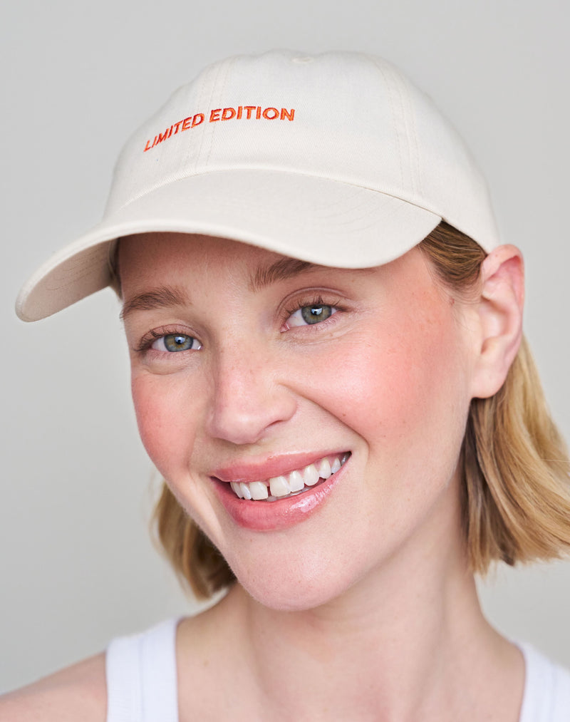 ; Jennifer indossa il Limited Edition Cap