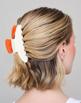 ; Jennifer indossa il Limited Edition Duo Claw Clip