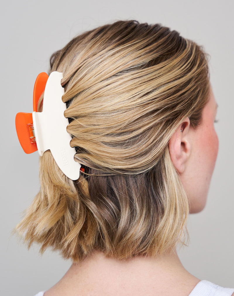 ; Jennifer indossa il Limited Edition Duo Claw Clip