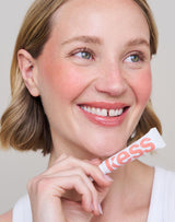 warm-sands; Jennifer indossa il Limited Edition SPF Lip Gloss Warm Sands
