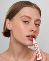 ; Ksenia indossa il SPF Lip Gloss in Sienna Sunset