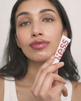 ; Yashvi indossa il Lip Gloss SPF15 in Sienna Sunset