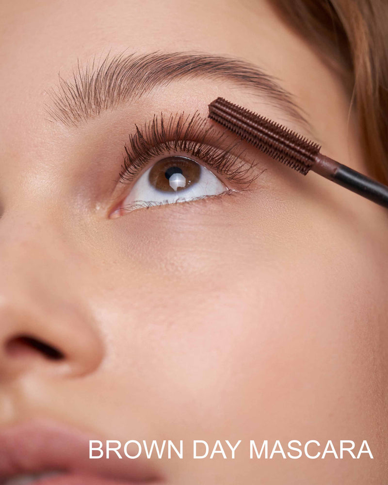 ; Lena indossa il DAY Mascara in Brown