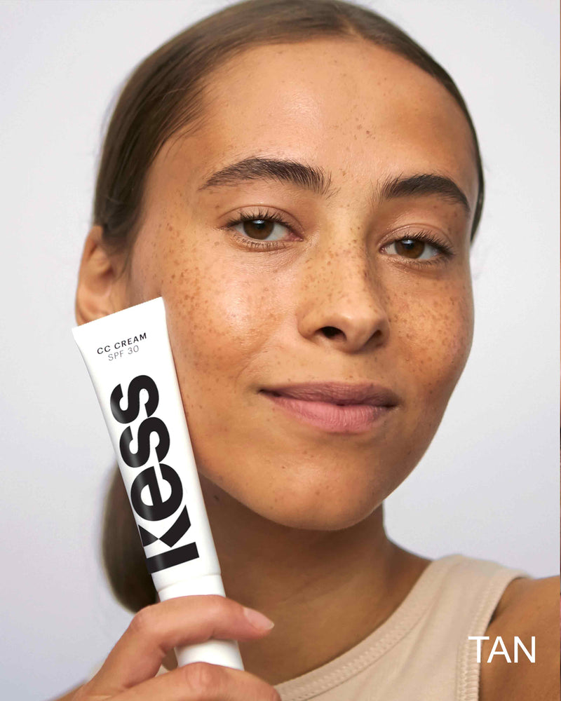 ; Natalia indossa la CC Cream in tan